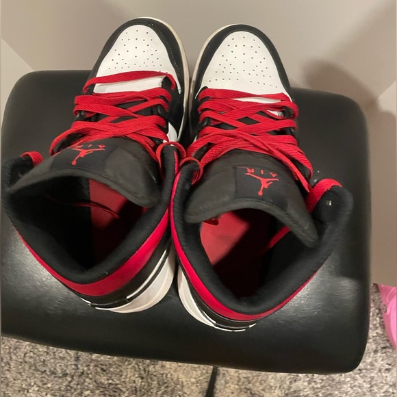 Nike AirJordan 1 Mid Size 9 Red Black White - Picture 4 of 11